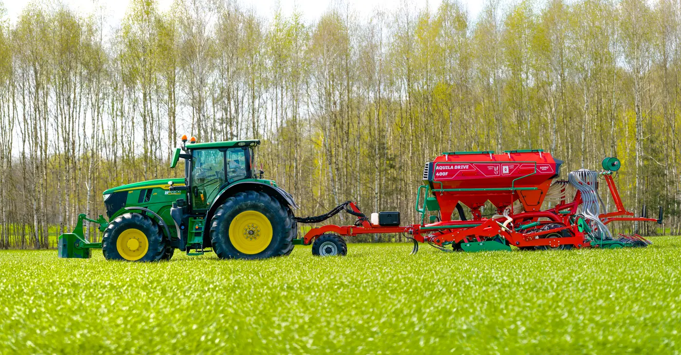 Agro-Masz Aquila Drive såmaskin i arbeid
