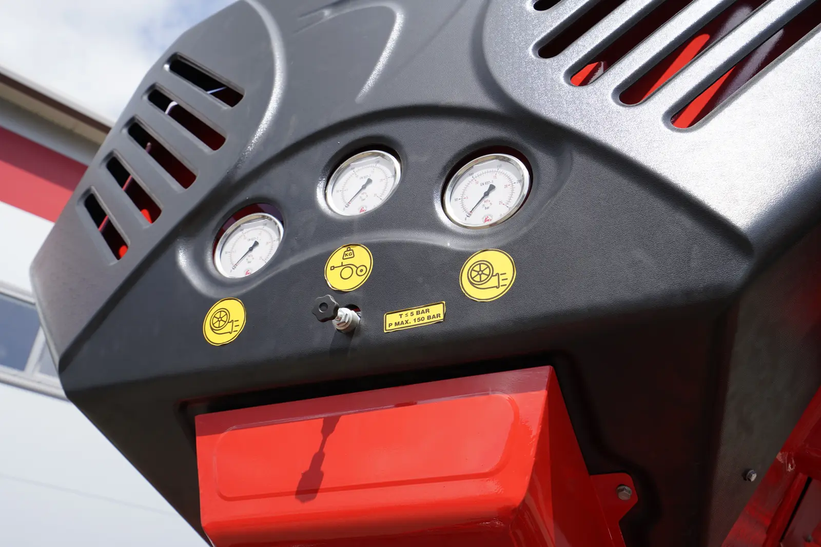Vifta drives av hydraulikkmotor, med manometre på fronten