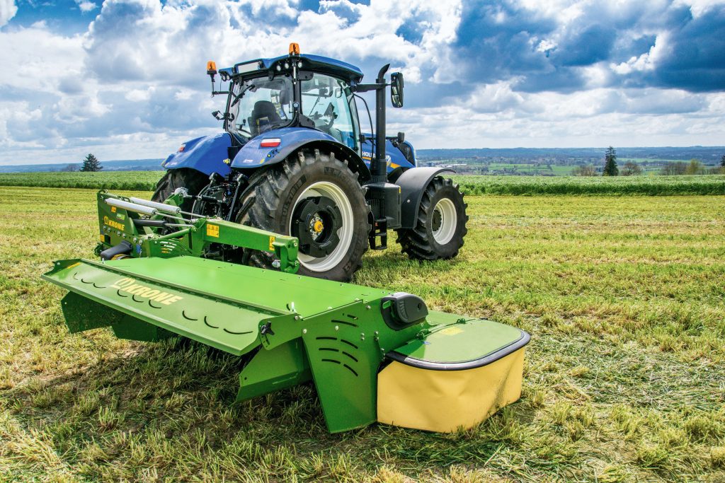 New Holland-traktor med Krone slåmaskin